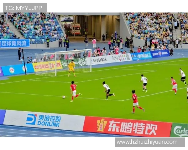 东鹏特饮携手足球明星共创激情赛场引领健康饮品新风潮