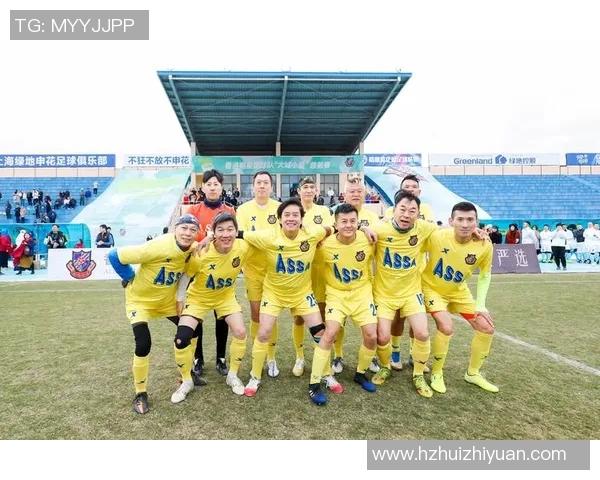 国际足球明星齐聚一堂热情鼓掌展现团结精神与友谊风采